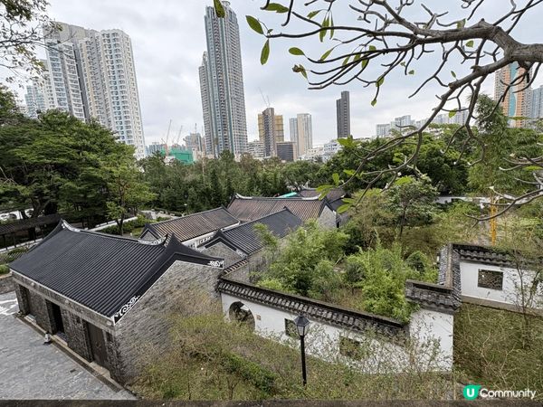 「九龍城寨光影之旅」是一個大型的電影場景展覽，在九龍城寨的歷...