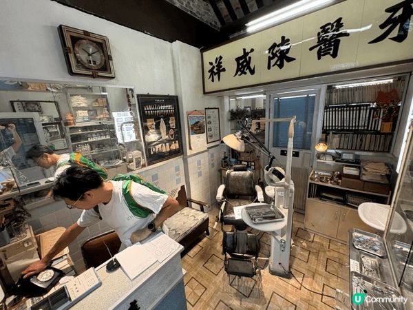 「九龍城寨光影之旅」是一個大型的電影場景展覽，在九龍城寨的歷...