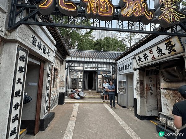 「九龍城寨光影之旅」是一個大型的電影場景展覽，在九龍城寨的歷...