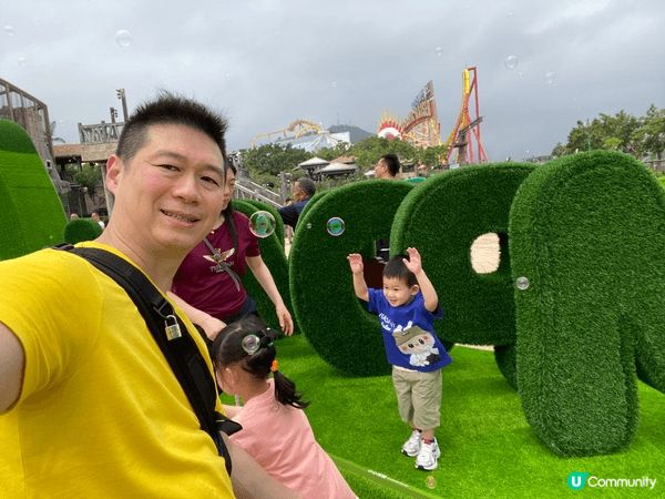 在海洋公園，仔囡就是因為海洋公園有Sanrio主題的公仔，要...