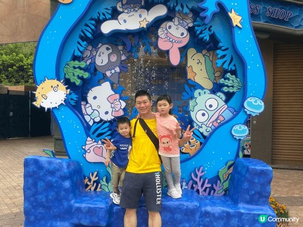 在海洋公園，仔囡就是因為海洋公園有Sanrio主題的公仔，要...
