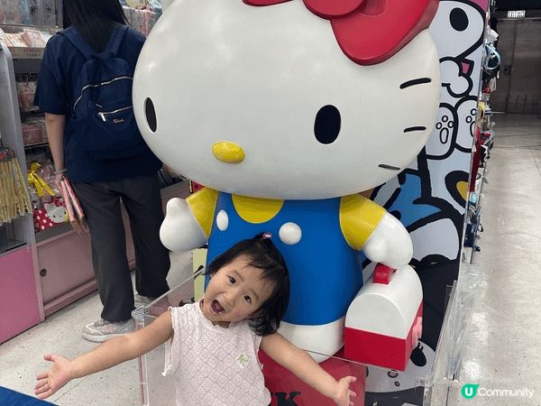 這是尖沙咀的pop up store, 我女兒喜歡hello...