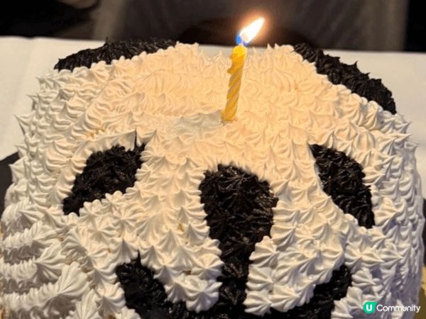 海洋公園親親熊貓並於園內海皇餐廳慶祝生日、訂制了熊貓蛋糕、開...