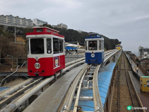 釜山膠囊列車，每架都唔同顏色，車廂可以坐4個人，全程約20分...