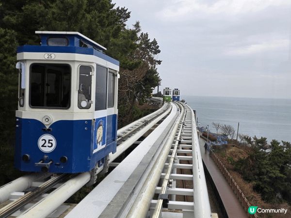 釜山膠囊列車，每架都唔同顏色，車廂可以坐4個人，全程約20分...