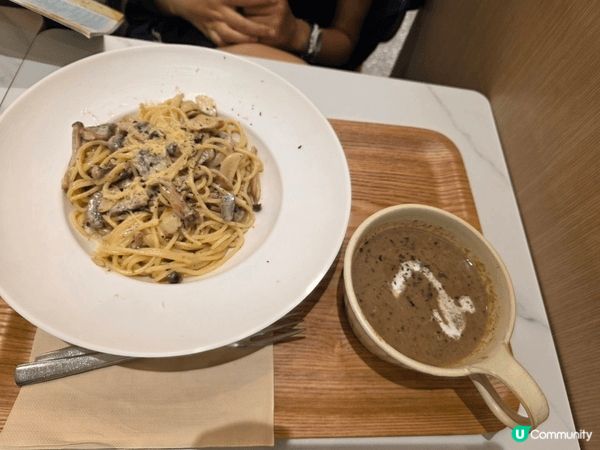 今晚我哋三個人一齊去 Oliver’s Super Sand...