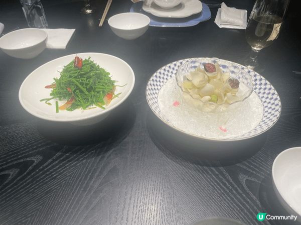 深圳美食，圖1. 右側 冰鎮鮮百合，左側是涼拌蔬菜，類似香樁...