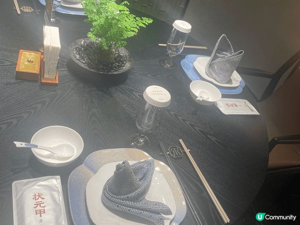 深圳美食，圖1. 右側 冰鎮鮮百合，左側是涼拌蔬菜，類似香樁...