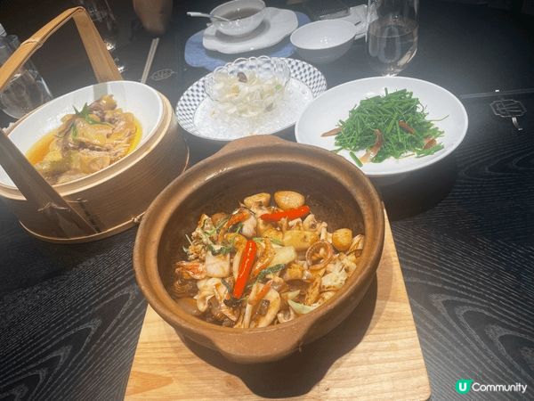 深圳美食，圖1. 右側 冰鎮鮮百合，左側是涼拌蔬菜，類似香樁...