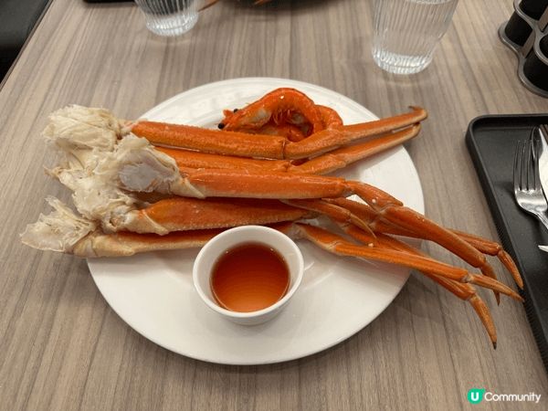 公司春茗老闆請大家到公司附近的酒店吃自助餐，慰勞大家一年來的...