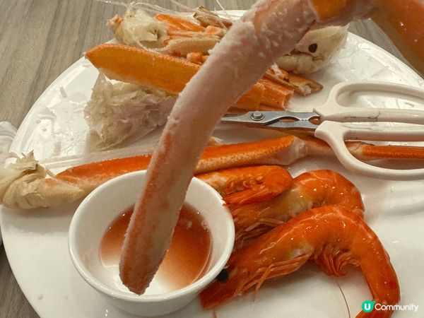 公司春茗老闆請大家到公司附近的酒店吃自助餐，慰勞大家一年來的...