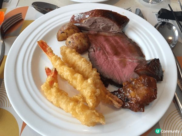 今次來到合和中心的自助山吃自助餐。餐廳可作360度轉動，食客...