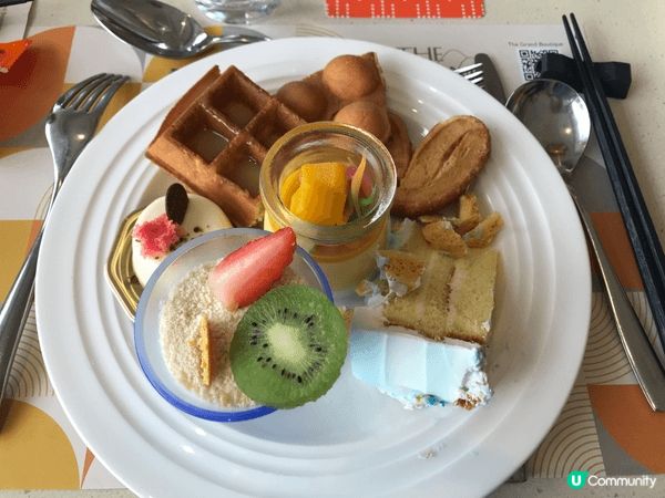 今次來到合和中心的自助山吃自助餐。餐廳可作360度轉動，食客...