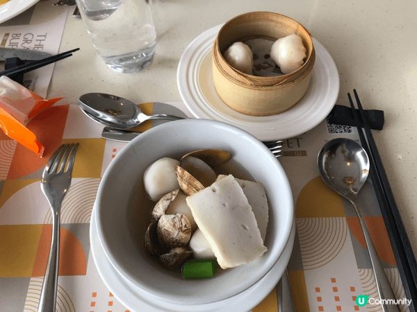 今次來到合和中心的自助山吃自助餐。餐廳可作360度轉動，食客...