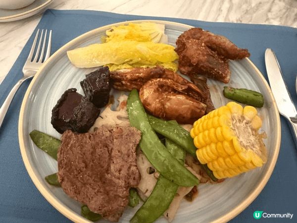 今次去咗尖沙咀朗廷酒店食自助餐，食物款式都一般，味道尚可，甜...
