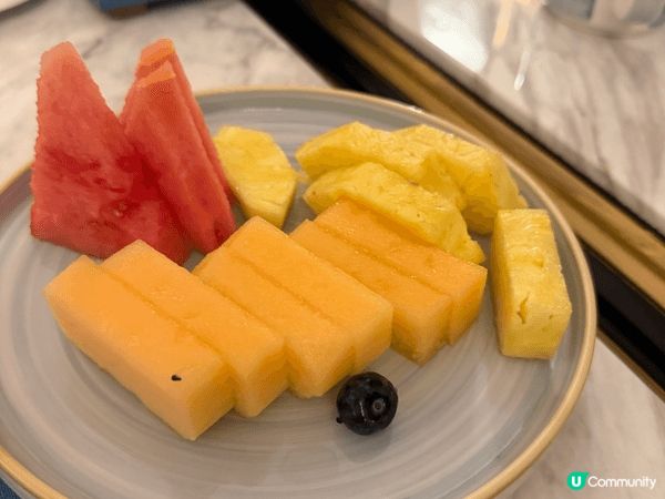 今次去咗尖沙咀朗廷酒店食自助餐，食物款式都一般，味道尚可，甜...