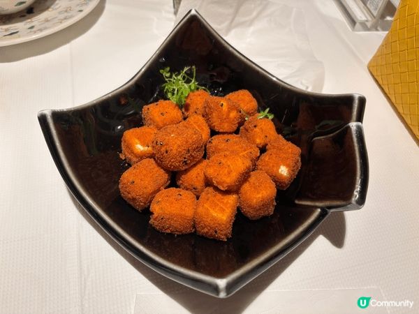 「黑胡椒烤叫花鸡」外皮焦脆，内里肉嫩多汁，黑胡椒辛香解腻；「...