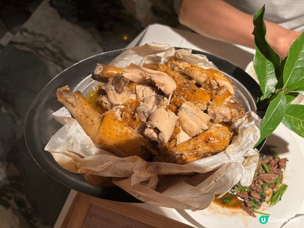 「黑胡椒烤叫花鸡」外皮焦脆，内里肉嫩多汁，黑胡椒辛香解腻；「...