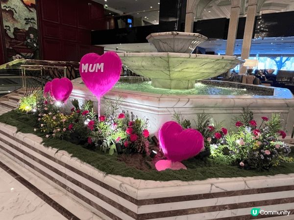 一個「母親節」本地遊，尖沙咀香格里拉酒店的大堂，以鮮艷的粉紅...