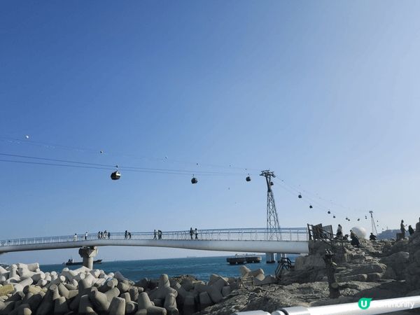 蔚藍的天空,眺望高架橋,遠處郵輪在海上緩慢地航行著