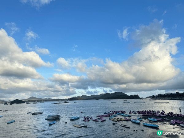 西貢碧海藍天，漁港人文交織，山海相映成趣，展現自然與生活的詩...