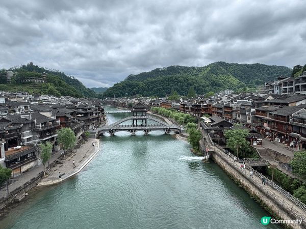 我想介紹鳳凰古城，古城兩岸是百年吊腳樓，清晨江面常有薄霧，夜...
