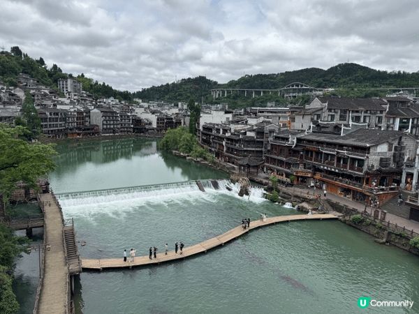 我想介紹鳳凰古城，古城兩岸是百年吊腳樓，清晨江面常有薄霧，夜...