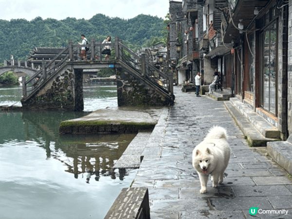 我想介紹鳳凰古城，古城兩岸是百年吊腳樓，清晨江面常有薄霧，夜...