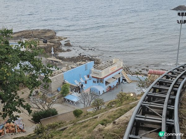 深圳雲海天使灣位於大鵬半島，以其沙灘及臨崖膠囊小火車聞名。小...
