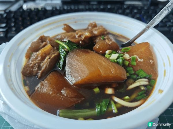 最開心親子活動食牛腩河，大舊滷得非常透徹、呈深琥珀色嘅白蘿蔔...