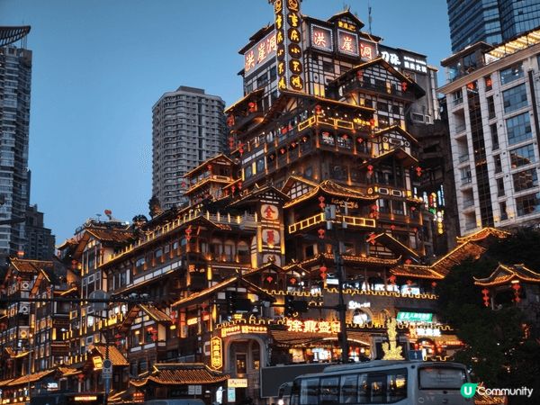 洪涯洞係重慶的注名旅遊景點，一層一層的髙腳樓，在日落的美景襯...