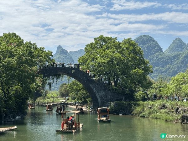 此乃陽朔，佢正位於桂林旁邊，如果桂林山水甲天下，陽朔就係群山...