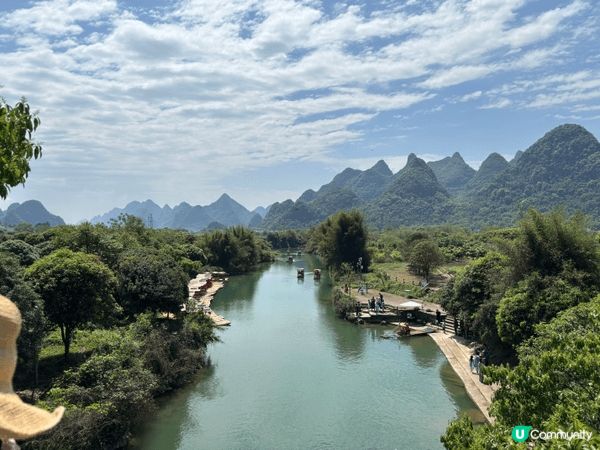 此乃陽朔，佢正位於桂林旁邊，如果桂林山水甲天下，陽朔就係群山...