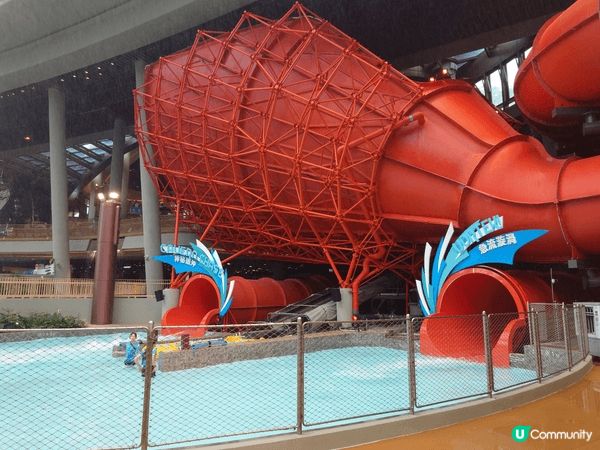 第一次帶Asher到海洋公園水上樂園，水上樂園只有最刺激的幾...