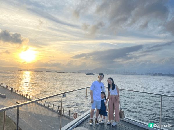 這裏是西環海濱長廊。沿路都有一些玩樂設施，有得玩水玩沙（無帶...