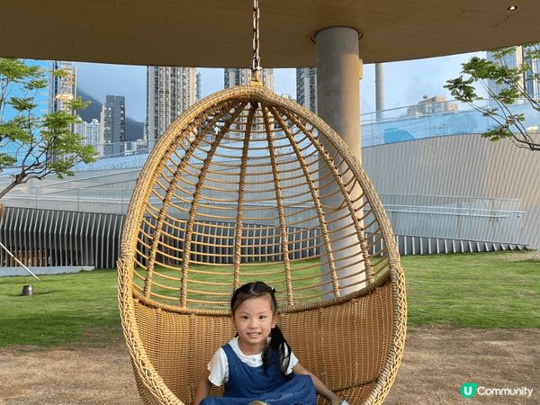 這裏是西環海濱長廊。沿路都有一些玩樂設施，有得玩水玩沙（無帶...
