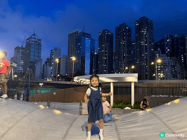 這裏是西環海濱長廊。沿路都有一些玩樂設施，有得玩水玩沙（無帶...