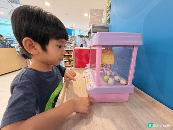 我會推介玩具反斗城及香港科學館，果度可以讓小朋友自由地玩，吸...