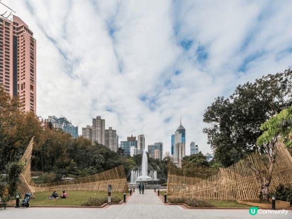 圖片展示的是香港動植物公園的入口廣場及噴泉區。推介原因是在高...