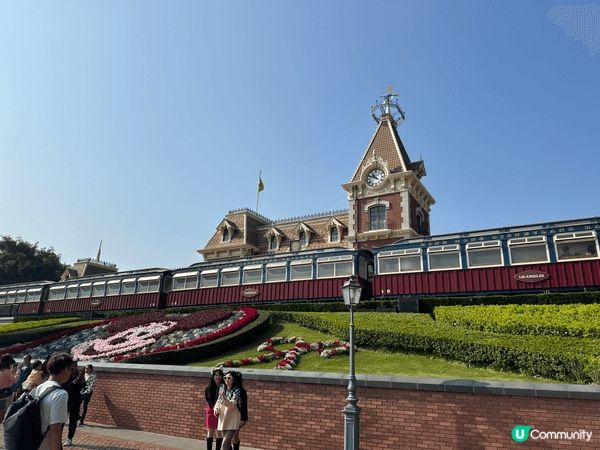 之前帶小朋友去迪士尼，入到 Frozen 園區真係好驚喜，阿...