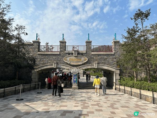 之前帶小朋友去迪士尼，入到 Frozen 園區真係好驚喜，阿...