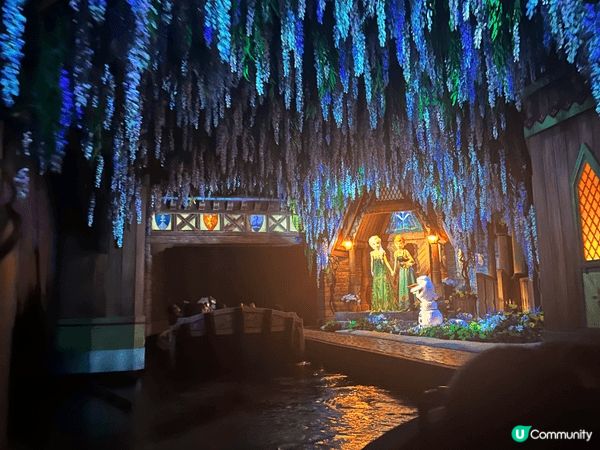 之前帶小朋友去迪士尼，入到 Frozen 園區真係好驚喜，阿...
