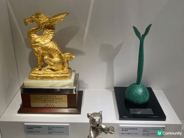博物館除了有蒙羅麗莎的展出外，還有兩個展覽與椅子以及香港電影...