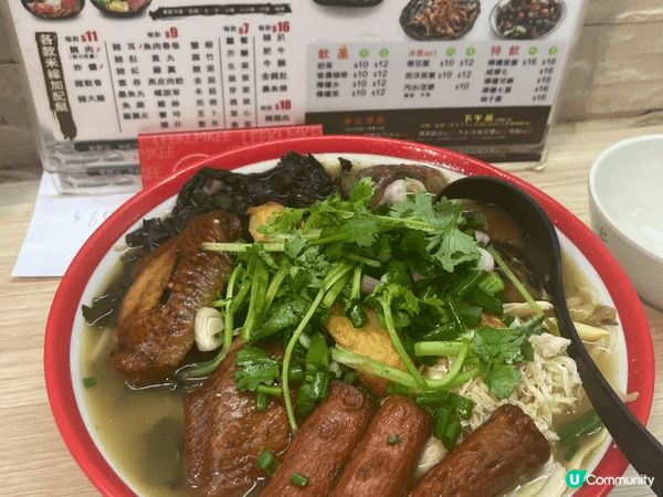 博物館除了有蒙羅麗莎的展出外，還有兩個展覽與椅子以及香港電影...