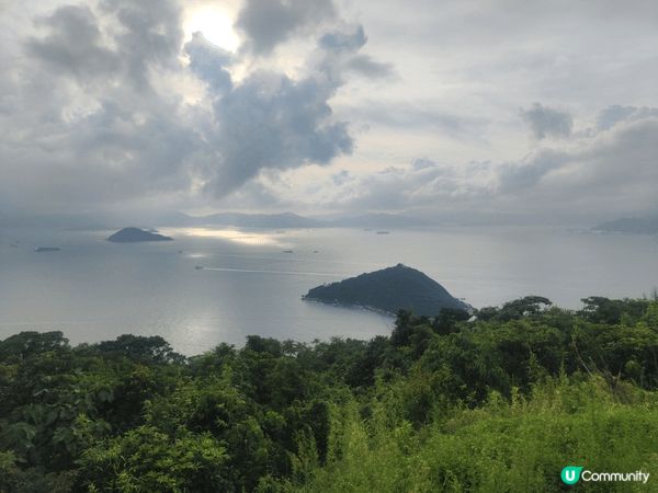 隱藏在山腰的一片廣闊綠茵大草坡。右側可仰望拔地而起的西高山，...