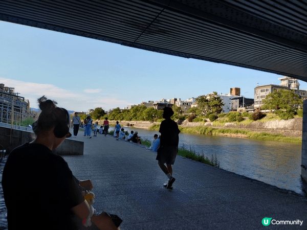 日本京都鴨川，永遠吸引世界各地遊客，心情平和休閒。