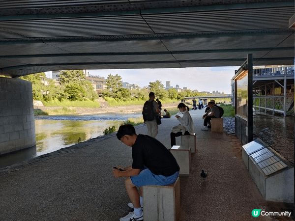 日本京都鴨川，永遠吸引世界各地遊客，心情平和休閒。