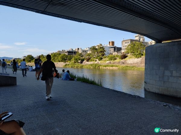 日本京都鴨川，永遠吸引世界各地遊客，心情平和休閒。