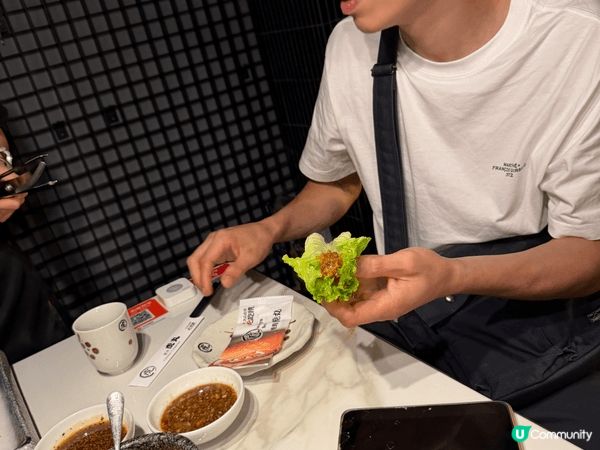 深圳虎丸燒肉連年登必吃榜，炭火炙烤肉香濃郁，和牛雪花細緻多汁...