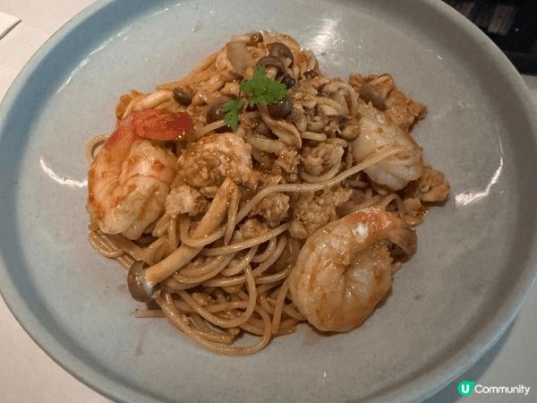 這三張圖片展示了三種不同風格的餐飲體驗，各具特色：